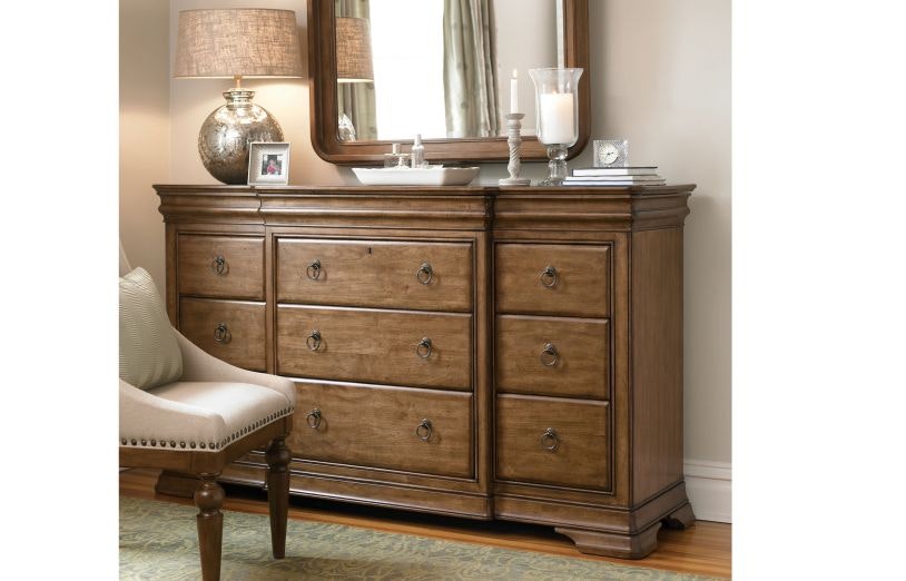 Universal Furniture Drawer Dresser 071040